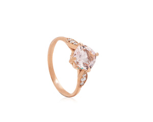 Alternative engagement ring with morganite ring and diamonds