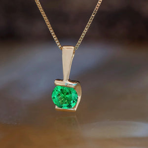 0.50 ct emerald pendant necklace gold - SevenCarat