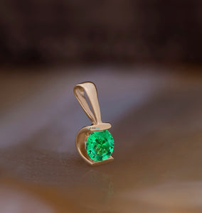 0.50 ct emerald pendant necklace gold - SevenCarat