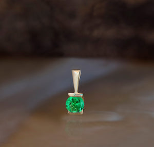 0.50 ct emerald pendant necklace gold - SevenCarat