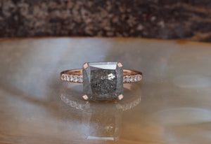 Soolitaire engagement ring for woman with 5.7 ct grey diamond