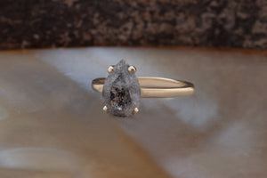 Pear Diamond Ring, Pear Engagement Ring, Art Deco Diamond Jewelry, Solitaire Pear Ring, Minimalist Pear Ring, Gray Diamond Ring, Alternative